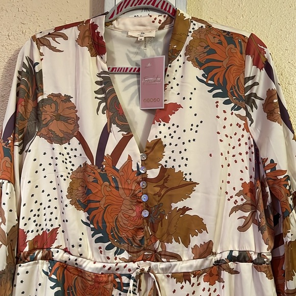 ENTRO  cream floral satin dress size medium - Picture 6 of 9